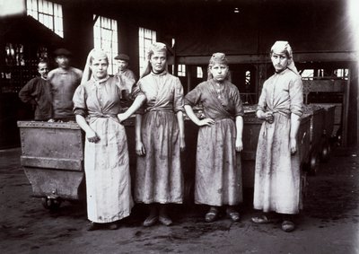 Portret van vier jonge vrouwelijke arbeiders, werkzaam bij het sorteren van kolen in de mijnbouw van Leus, Frankrijk, 1896 door French Photographer